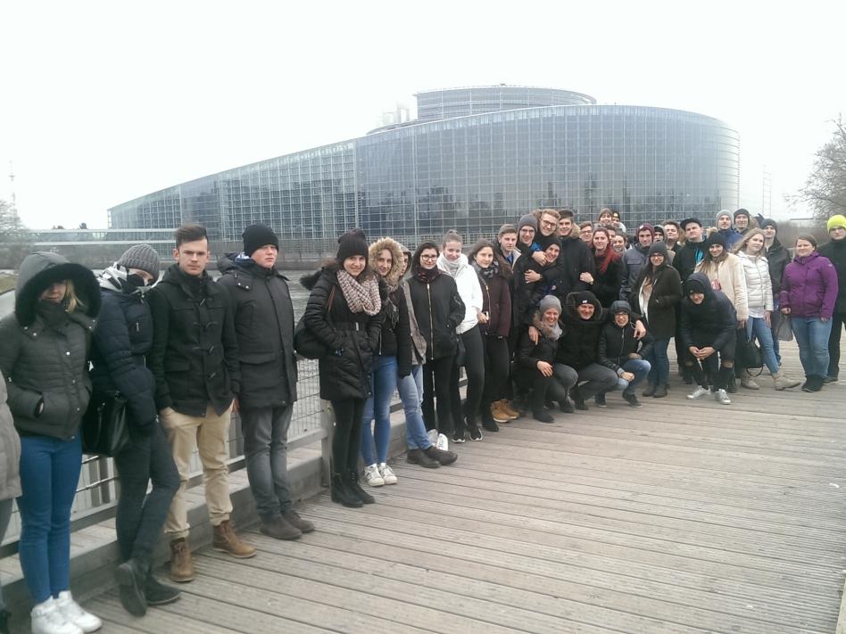 Slika: udeleženci s Koroške pred EP v Strasbourgu