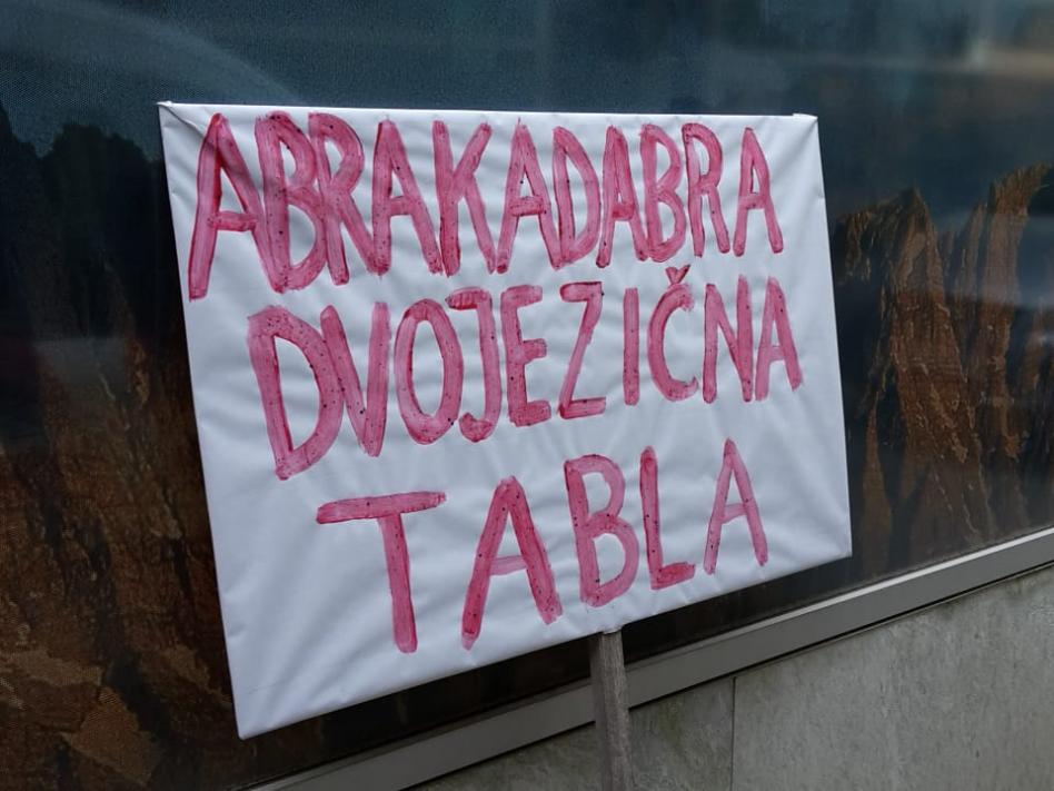 Slika: Abrakadabra, dvojezična tabla!