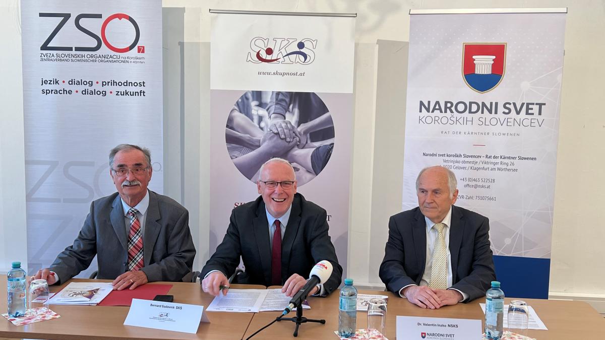 Slika: Izjava predstavnikov koroških Slovenk in Slovencev ob 70. obletnici državne pogodbe