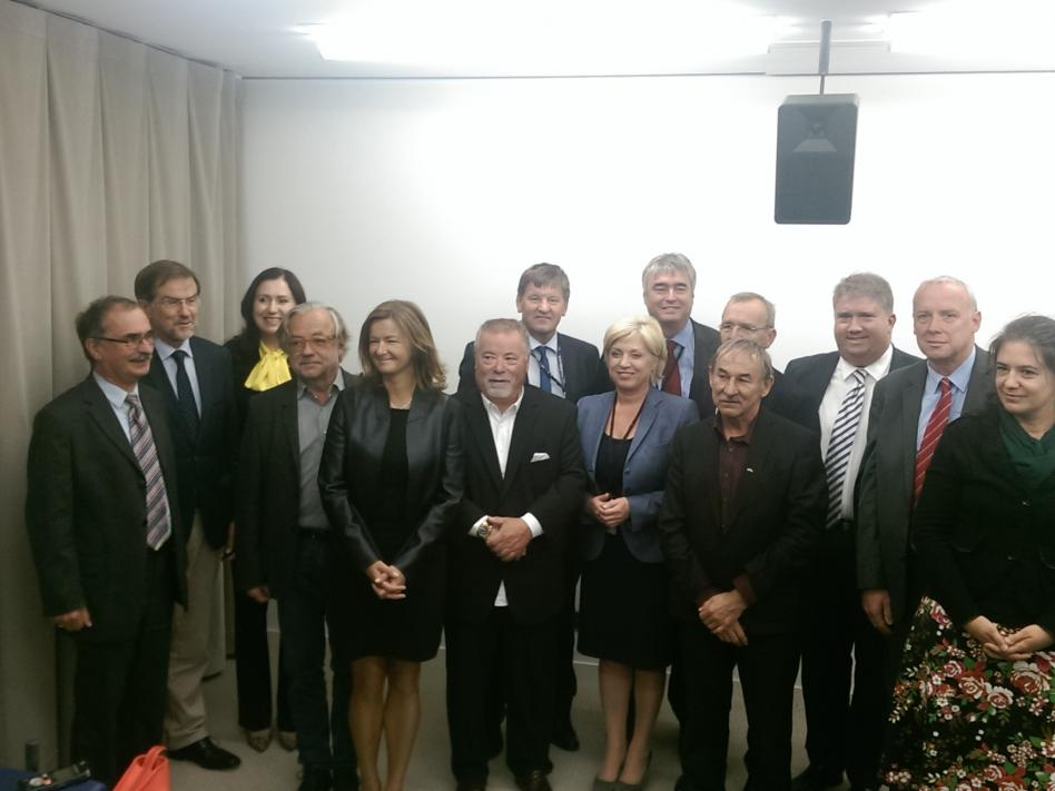 Slika: Člani SLOMAK s slovenksimi poslanci v EP