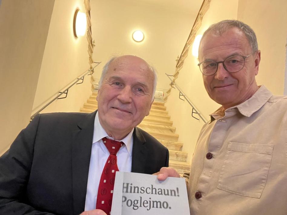 Slika: Razstava ob izidu  345 strani obsegajoče knjige “Hinschaun ! Poglejmo”