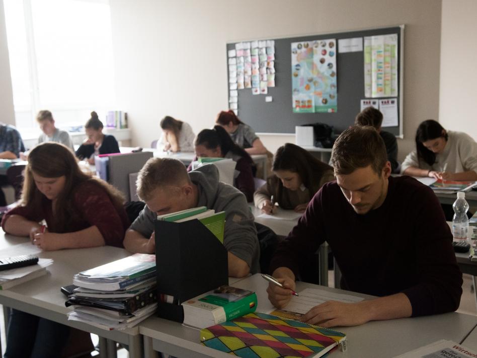 Slika: dijakinje in dijaki pri pisanju testa o EU (slika: Rok Rakun)